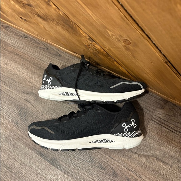 🆕 Under Armour Black and White Women’s Shoes. Size 7.5 - Picture 2 of 7